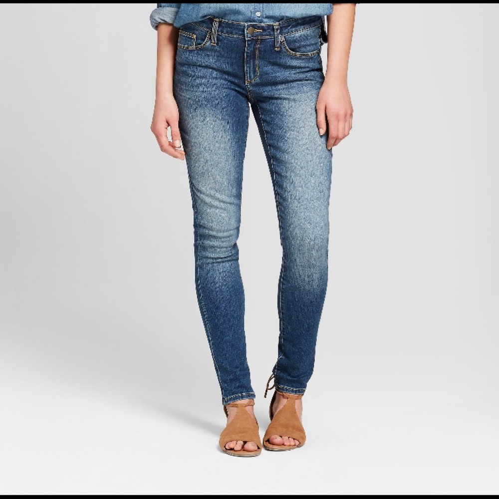 NWOT Women’s mid-rise skinny jeans medium wash